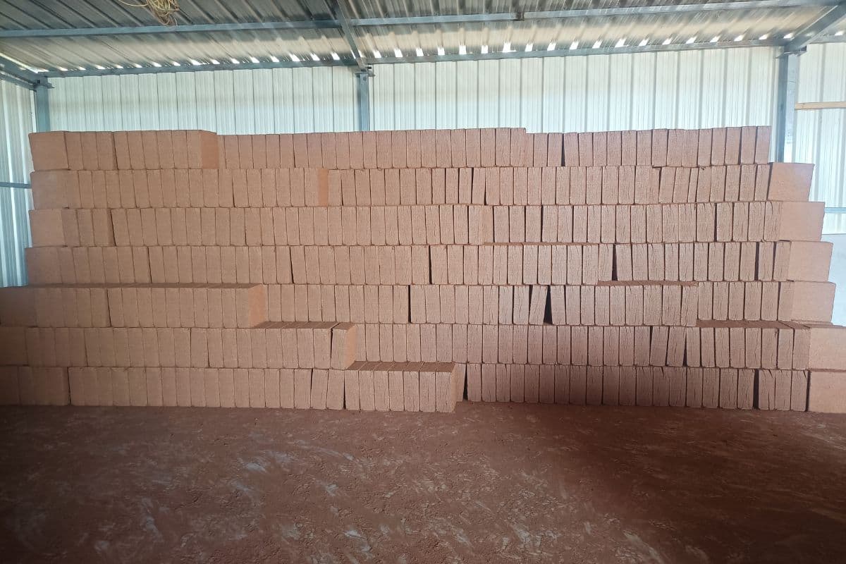 cocopeat-blocks-arranged-in-warehouse.jpg