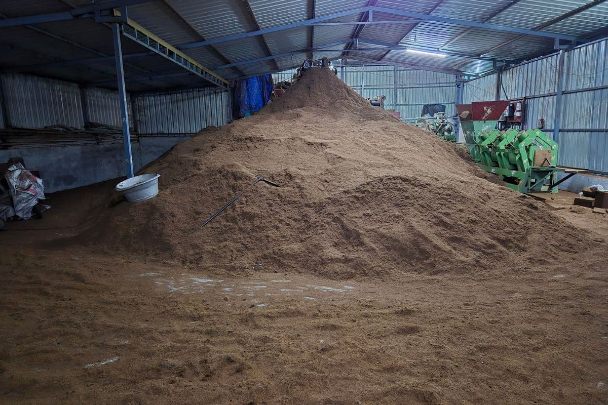 cocopeat-powder-in-warehouse.jpg